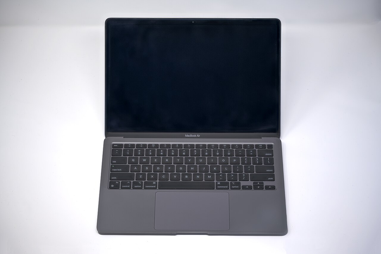 M1 MacBook Air의 키보드와 트랙패드 참고 사진